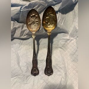 REPOSE VTG SHEFFIELD ENGLAND SILVERPLATE NUT & BERRY SPOONS
